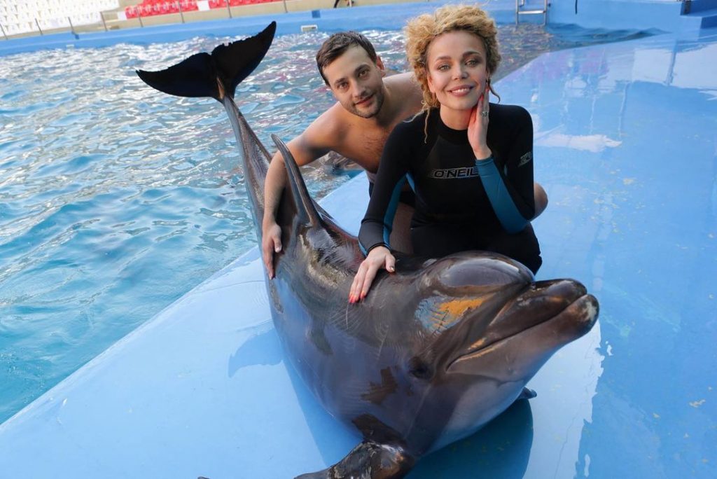 Алина Гросу и ее бойфренд поплавали с дельфинами
