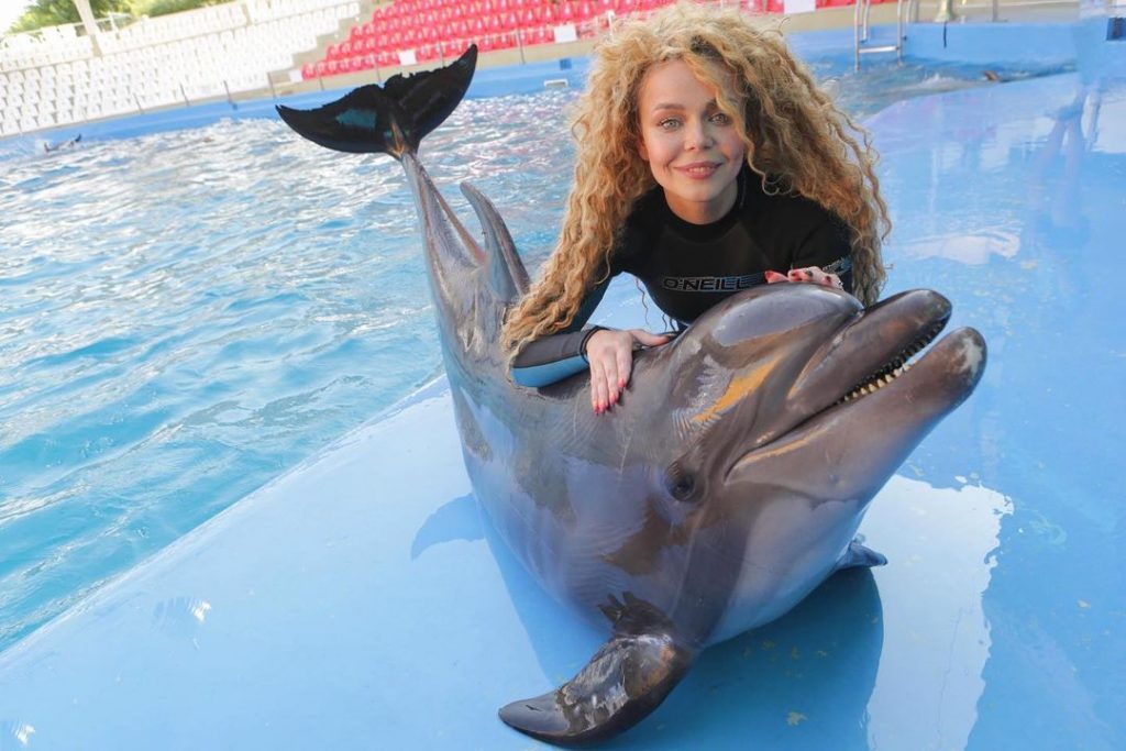 Алина Гросу и ее бойфренд поплавали с дельфинами