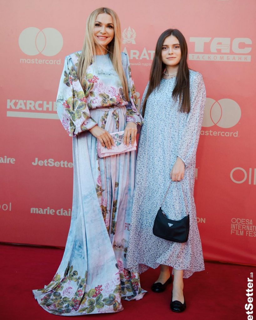 Ольга Сумская с красавицей дочкой позировала на красной дорожке Одесского кинофестиваля