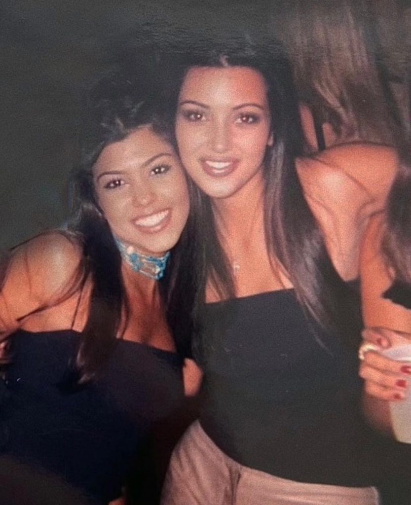 Ким Кардашьян показала себя и сестру Кортни без пластики и макияжа