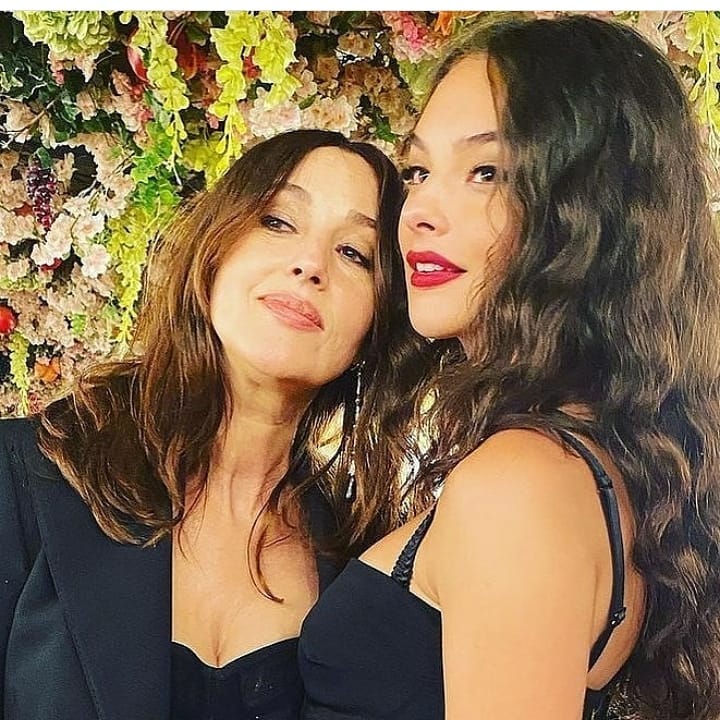 Моника Беллуччи и ее 16-летняя дочка Дева появились вместе на показе Dolce & Gabbana в Венеции
