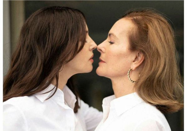 В новой фотосессии Моника Беллуччи целуется с женщиной