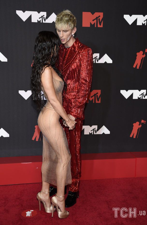 невероятное появление Меган Фокс на красной дорожке VMA в "голом" платье