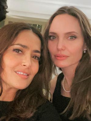 Анджелина Джоли ткнула Сальму Хайек носом в торт: