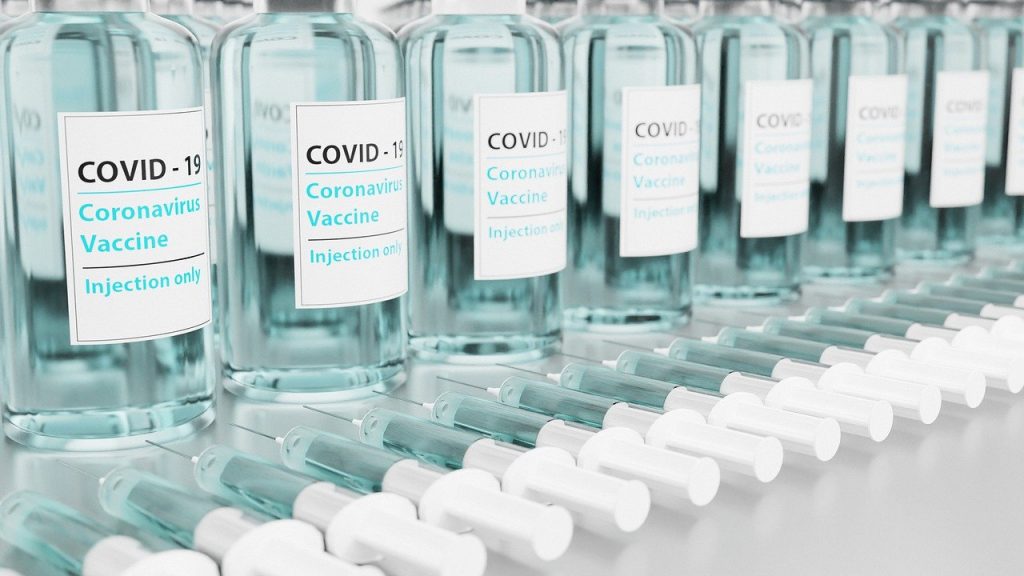 Прививка этой вакциной больше всего защищает от тяжелого течения коронавируса