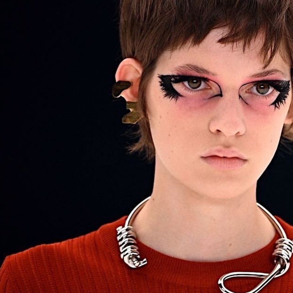 украинская модель вышла на подиум показа Givenchy с петлей на шее