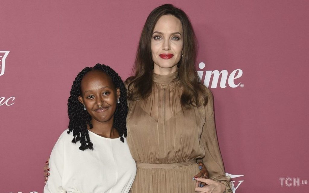 Анджелина Джоли в самом модном платье этой осени появилась на красной дорожке со своей дочкой