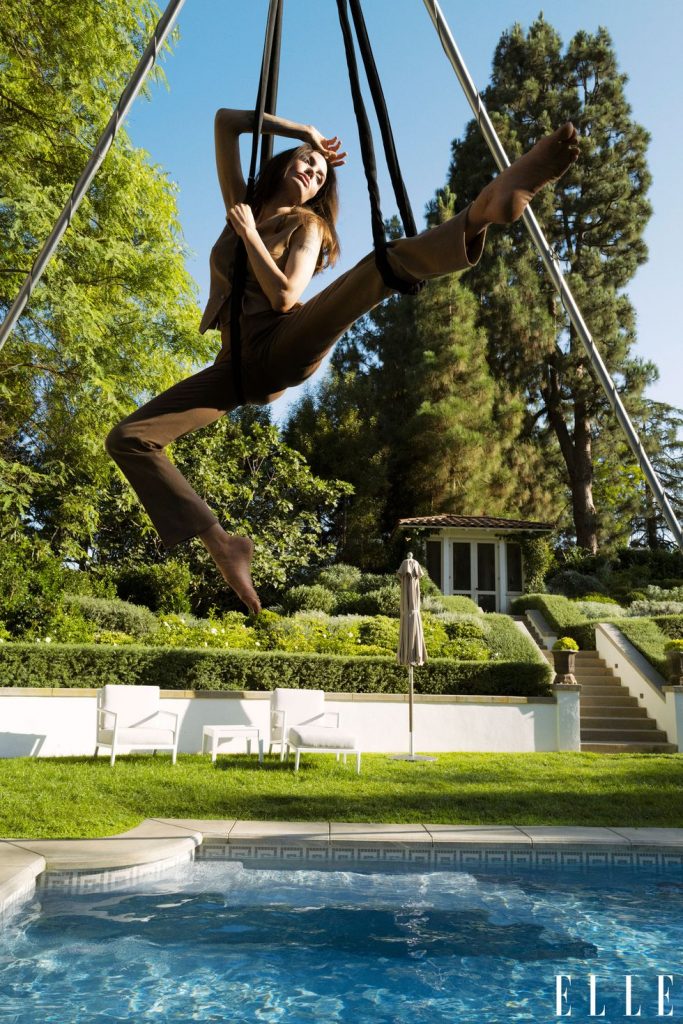 Анджелина Джоли, подвешенная на тросах, снялась в воздушной фотосессии для ELLE