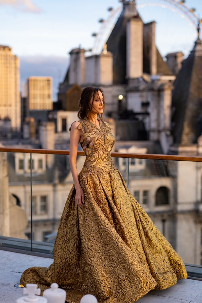 роскошная Анджелина Джоли в пышном платье от Valentino позировала для Walt Disney