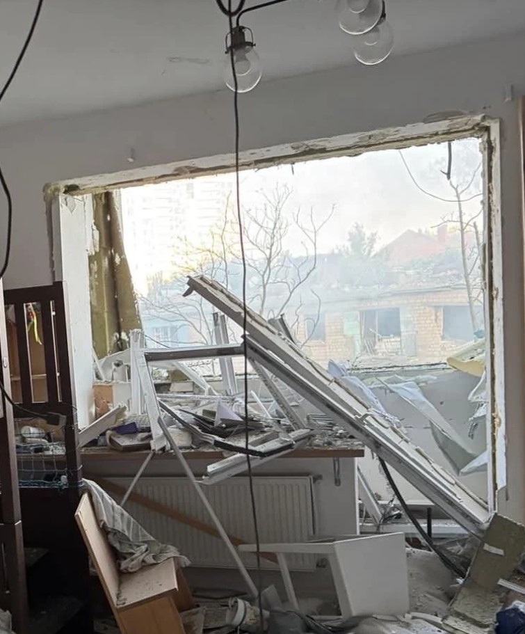 Російський удар по Києву зруйнував квартиру Тараса та Олени Тополі