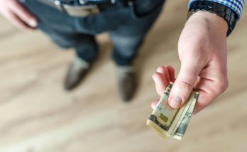 Чому не можна зберігати гроші у взутті