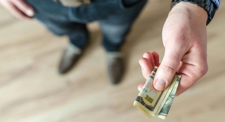 Чому не можна зберігати гроші у взутті