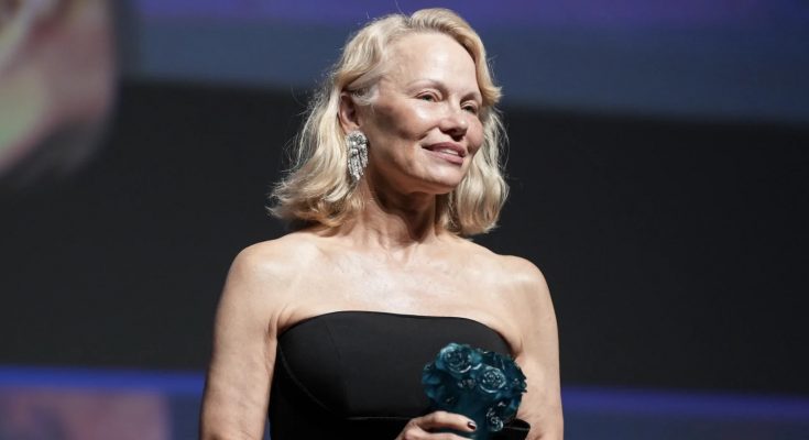 Памела Андерсон вийшла на червону доріжку без макіяжу
