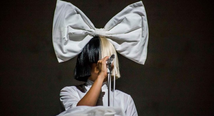 Колишній співачки Sia вимагає аліменти