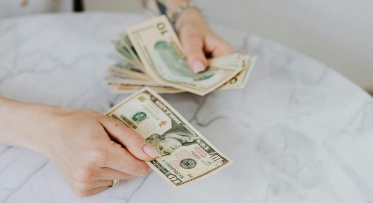 Де не можна зберігати гроші вдома