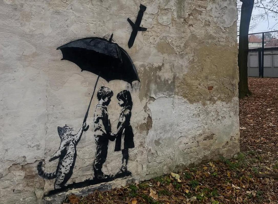 У Львові з’явилося антивоєнне графіті, схоже на роботу Бенксі
