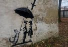 У Львові з’явилося антивоєнне графіті, схоже на роботу Бенксі