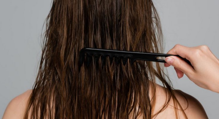 Як доглядати за мокрим волоссям