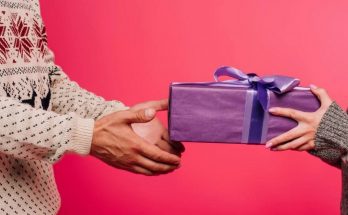 Що з одягу не варто дарувати