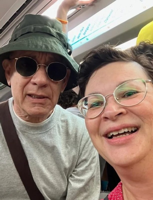 Том Генкс у метро